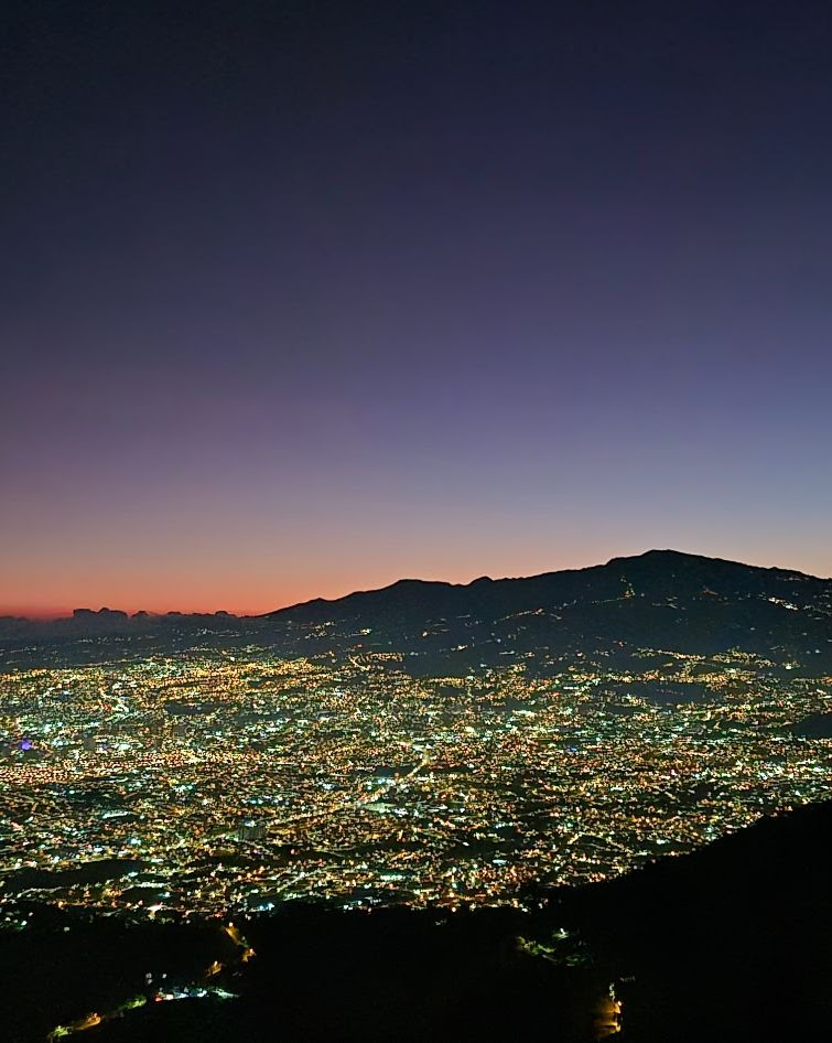 Caminata nocturna explorando la naturaleza