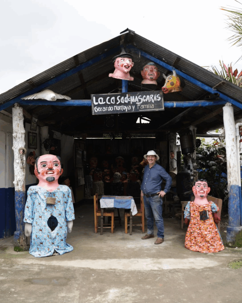 Mascarada Gerardo Montoya y familia